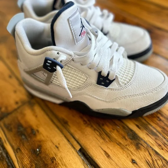 Size 5.5 Air Jordan 4 Retros, Amazing condition, Box, Barely worn. - Picture 8 of 8